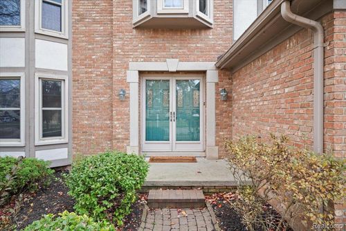 19118 Killeen Dr, Clinton Township, MI, 48038-5528 | Card Image