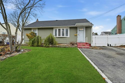 135 Cumberbach St, Wyandanch, NY, 11798-4510 | Card Image