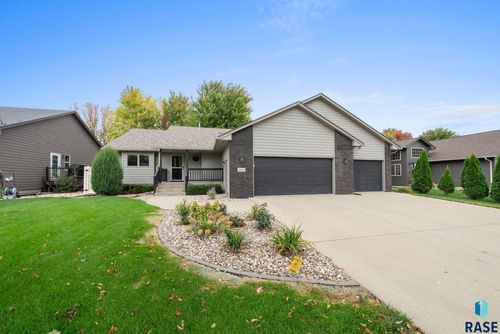 4916 E 3rd St Street, Sioux Falls, SD, 57110-5784 | Card Image