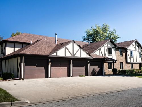 b2-406 Carol Ct, Pontiac, IL, 61764-9653 | Card Image