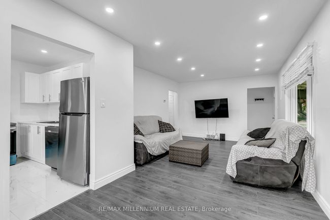 991 Parkview Ave, House other with 5 bedrooms, 2 bathrooms and 2 parking in Windsor ON | Image 7
