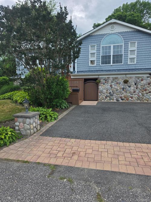 1396 Illinois Ave, Bay Shore, NY, 11706-5102 | Card Image
