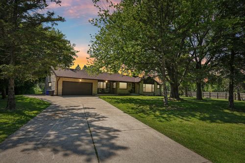8785 N Spruce Rd, River Hills, WI, 53217-2128 | Card Image
