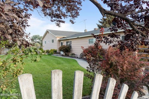 691 Willowcrest Rd, Sunnyside, WA, 98944-9106 | Card Image
