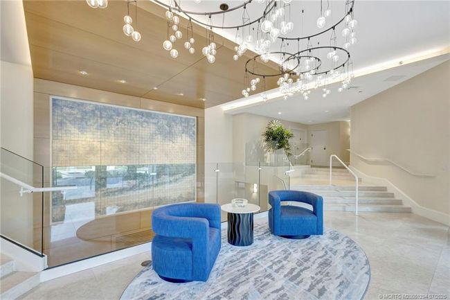 Sophisticated and impressive lobby | Image 4