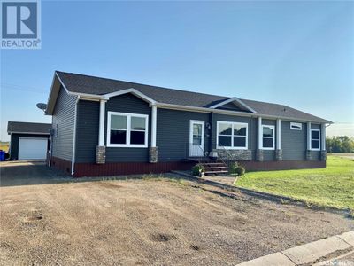 425 5 Th St, House other with 4 bedrooms, 2 bathrooms and null parking in Alameda SK | Image 1