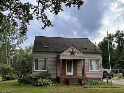 View of front of property featuring a front lawn | Image 2