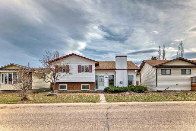 72 Parkwood Crescent, Home with 4 bedrooms, 2 bathrooms and 2 parking in Strathmore AB | Image 2