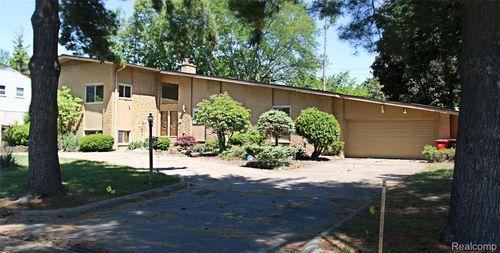 19412 Starlane St, Southfield, MI, 48075-8302 | Card Image