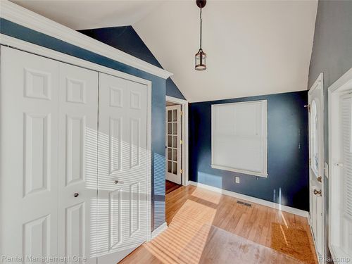 49 Hovey St, Oxford, MI, 48371-4826 | Card Image