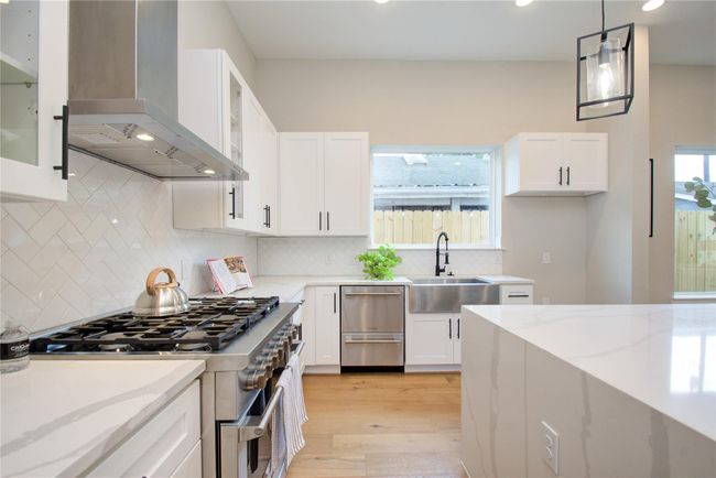 Spacious kitchen, perfect for hosting family gatherings! | Image 12