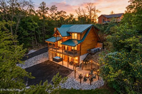 3210 Pine Way, Pigeon Forge, TN, 37863-4321 | Card Image