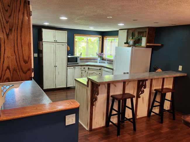 The breakfast bar is a great feature of this space. | Image 4