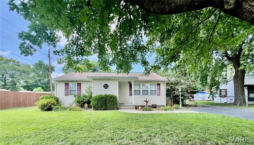 5513 Pontiac Dr, Fairview Heights, IL, 62208-3527 | Card Image
