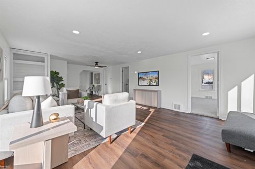 130 Calvert Ave, Waterford, MI, 48328-3907 | Card Image