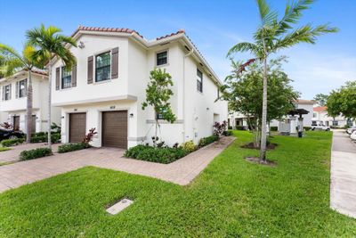 6039 Woods Edge Circle, Townhouse with 3 bedrooms, 2 bathrooms and null parking in Riviera Beach FL | Image 2