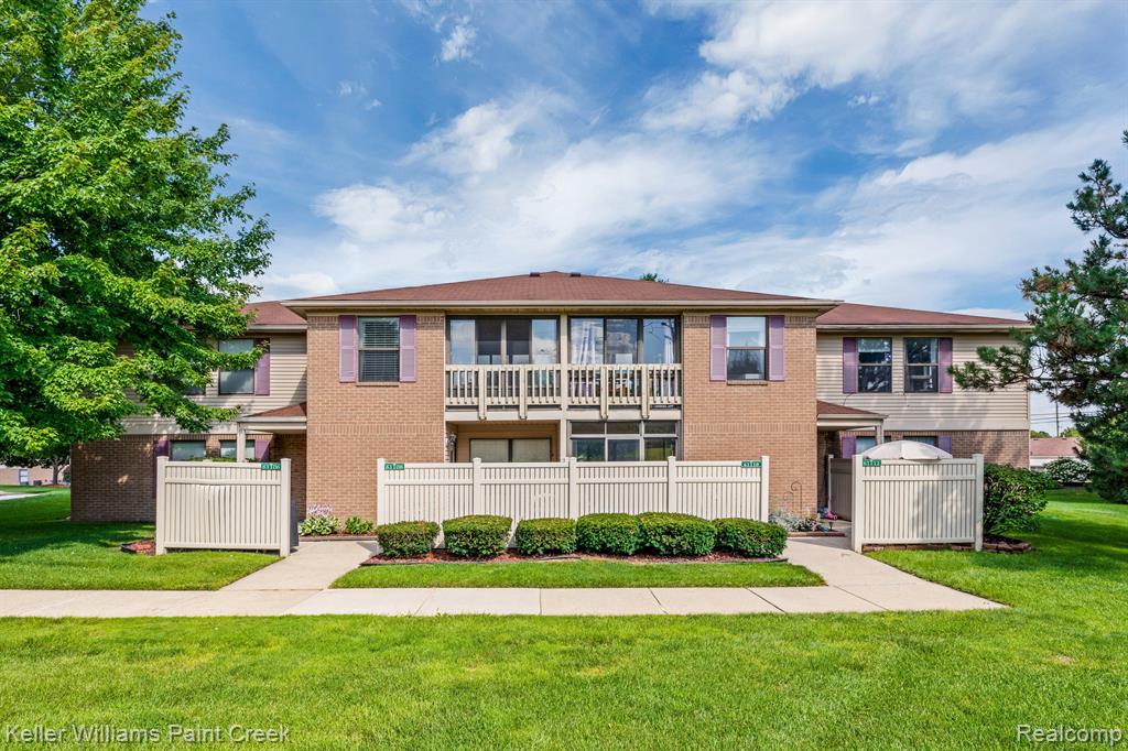 Greenwood Dr, South Lyon, MI 48178