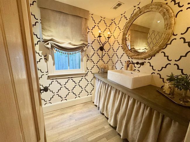 Downstairs 1/2 bath | Image 17