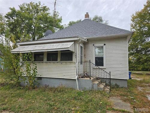 105 N West St, Stonington, IL, 62567-9663 | Card Image