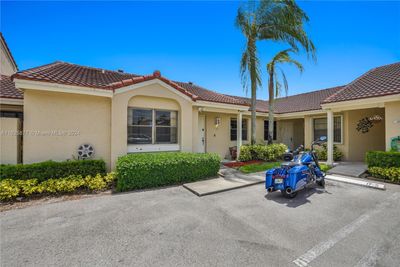 6240 - 6240 Nw 170th Ter, Home with 2 bedrooms, 2 bathrooms and null parking in Hialeah FL | Image 2