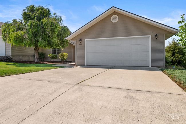 View of front of property with a front yard and an outdoor structure | Image 37