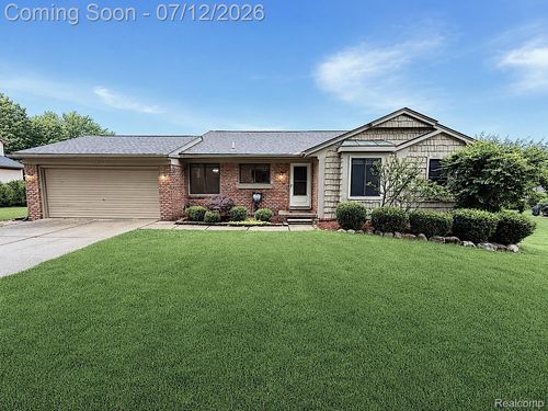 2033 Avonstoke Rd, Rochester Hills, MI, 48307-3701 | Card Image