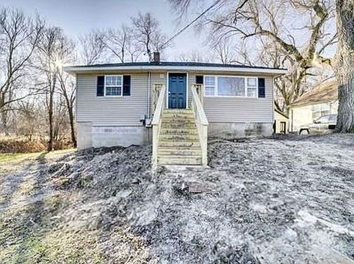 379 W North St, Watseka, IL, 60970-1242 | Card Image