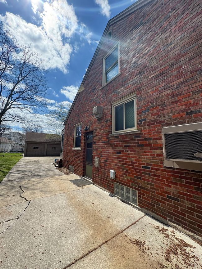 Driveway Side Entry | Image 39