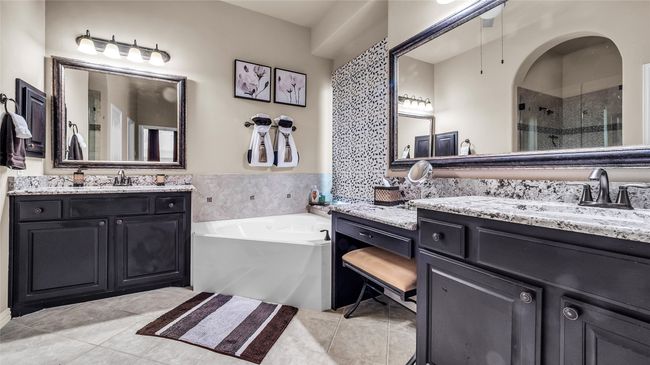 Primary Bathroom | Image 11