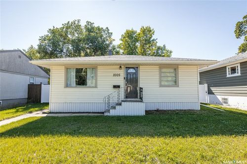 1005 Coteau Street W, House with 2 bedrooms, 1 bathrooms and 4 parking in Moose Jaw SK | Card Image