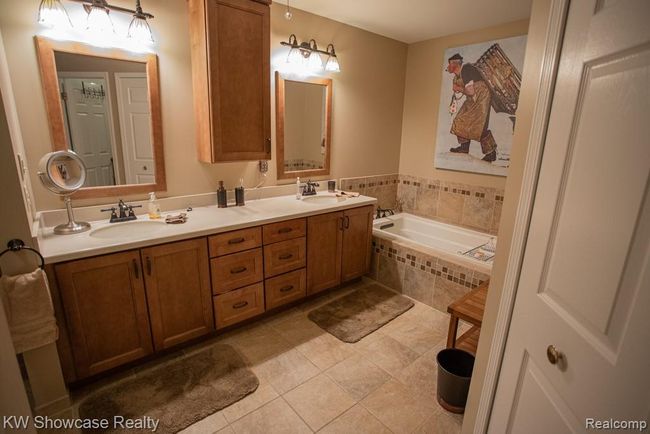 Large Primary Suite Bath w/tub and Shower | Image 22