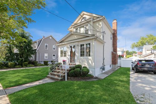 16 Devon St, Lynbrook, NY, 11563-3212 | Card Image