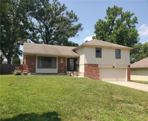 8706 Mackey St, Overland Park, KS, 66212-3001 | Card Image