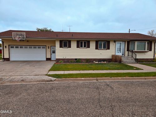 121 S Badger St, Wishek, ND, 58495-7703 | Card Image