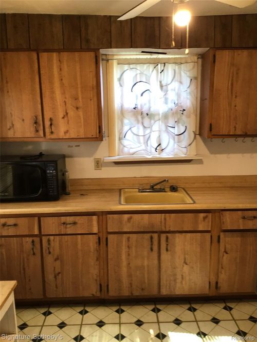 9214 Hayes St, Detroit, MI, 48213-2035 | Card Image