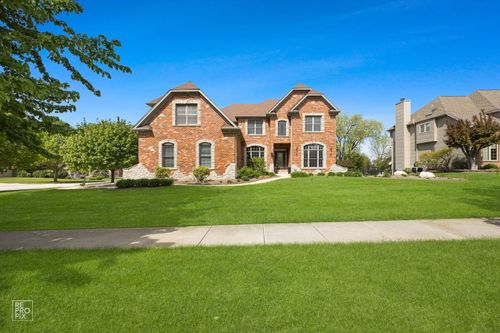 600 Willow St, Sugar Grove, IL, 60554-9352 | Card Image
