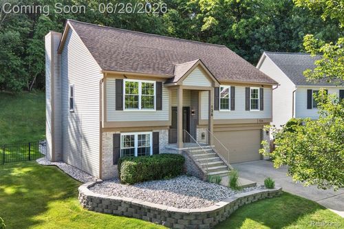 126 Eagle Ridge Rd, Lake Orion, MI, 48360-2612 | Card Image
