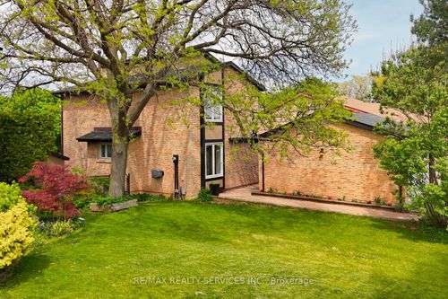 2545 Folkway Dr, Mississauga, ON, L5L2J9 | Card Image