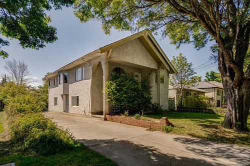 2630 Victor St, Victoria, BC, V8R4E2 | Card Image