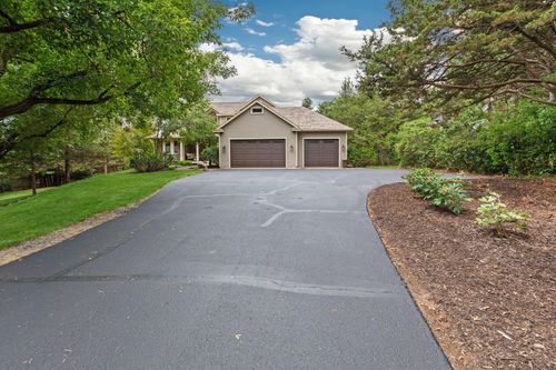 715 Crosby Dr, HUDSON, WI, 54016-7870 | Card Image