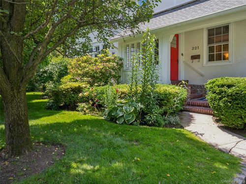 221 Highbrook Ave, Pelham, NY, 10803-2202 | Card Image