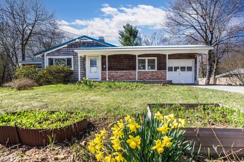 3 Mark Ave, Stratham, NH, 03885-2221 | Card Image