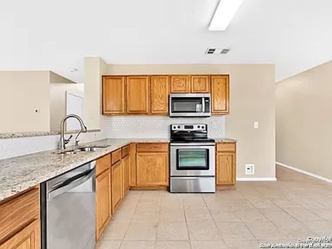 9906 Autumn Dawn, House other with 3 bedrooms, 3 bathrooms and null parking in Converse TX | Image 5