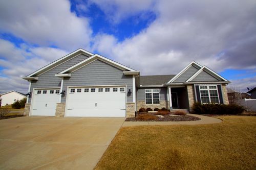 5525 Willmeyer Dr, Bettendorf, IA, 52722-2461 | Card Image