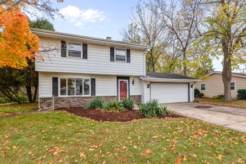 104 W Stoney Ridge Way, Saukville, WI, 53080-1734 | Card Image