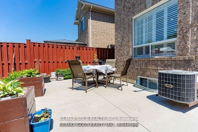 34 Jingle Cres, House attached with 4 bedrooms, 4 bathrooms and 2 parking in Brampton ON | Image 31