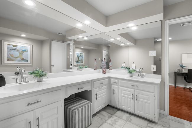 large master bathroom | Image 10