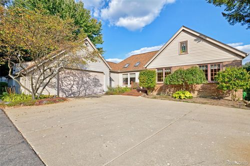 3015 Wildwood Rd, Holly, MI, 48442-8831 | Card Image