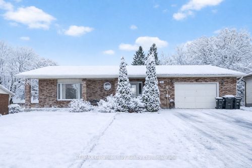 93 Edward St, Penetanguishene, ON, L9M1J3 | Card Image