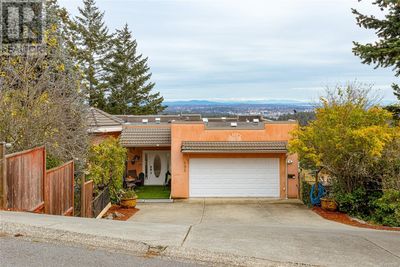 692 Townview Terr, House other with 7 bedrooms, 6 bathrooms and 5 parking in Victoria BC | Image 1